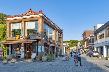 Jeonju, Güney Kore - Eylül 2018: Yerel kafe ve Restoran Jeonju Hanok Köyü, popüler turistik bir uluslararası yavaş şehir olarak 2010 yılında belirlenmiş