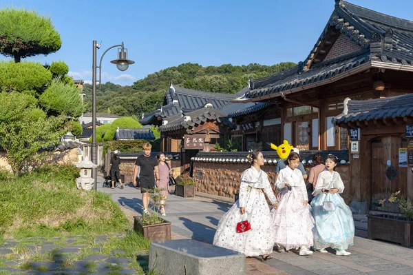 Kore geleneksel mimarisinde Jeonju Hanok Köyü, bir uluslararası yavaş şehir olarak tasarlanmış popüler turistik Hanboknam (Kore geleneksel kıyafet) yürüyen pass eski ev inşa Jeonju, Güney Kore - Eylül 2018: turist