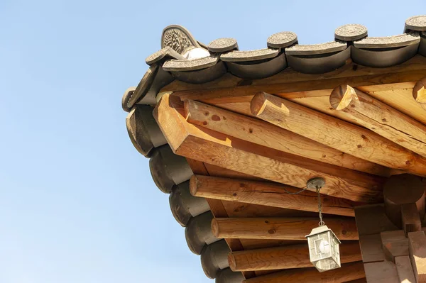 Architectural details of wooden eaves and ceramic tile roof ends of a tradition house at Korean ancient village in Jeonju, South Korea — Stock Photo, Image