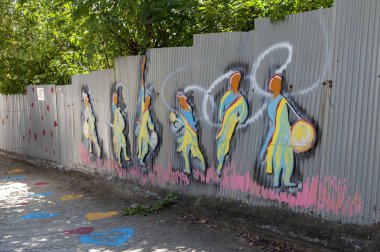 Jeonju, Güney Kore - Eylül 2018: Jeonju, Güney Kore'deki Jeonju Hanok Köyü yakınlarında bulunan popüler turistik Jaman Mural Village'ın duvar ve binalarında renkli resimler ve süslemeler