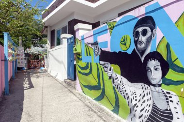 Jeonju, Güney Kore - Eylül 2018: Jeonju, Güney Kore'deki Jeonju Hanok Köyü yakınlarında bulunan popüler turistik Jaman Mural Village'ın duvar ve binalarında renkli resimler ve süslemeler