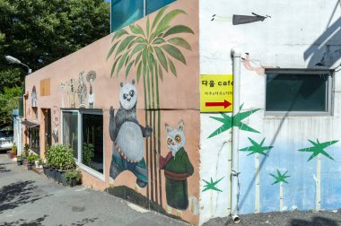 Jeonju, Güney Kore - Eylül 2018: Jeonju, Güney Kore'deki Jeonju Hanok Köyü yakınlarında bulunan popüler turistik Jaman Mural Village'ın duvar ve binalarında renkli resimler ve süslemeler