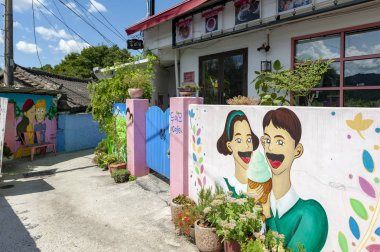 Jeonju, Güney Kore - Eylül 2018: Jeonju, Güney Kore'deki Jeonju Hanok Köyü yakınlarında bulunan popüler turistik Jaman Mural Village'ın duvar ve binalarında renkli resimler ve süslemeler