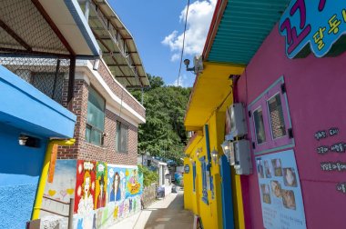 Jeonju, Güney Kore - Eylül 2018: Jeonju, Güney Kore'deki Jeonju Hanok Köyü yakınlarında bulunan popüler turistik Jaman Mural Village'ın duvar ve binalarında renkli resimler ve süslemeler