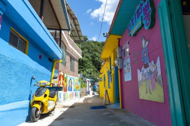 Jeonju, Güney Kore - Eylül 2018: Jeonju, Güney Kore'deki Jeonju Hanok Köyü yakınlarında bulunan popüler turistik Jaman Mural Village'ın duvar ve binalarında renkli resimler ve süslemeler