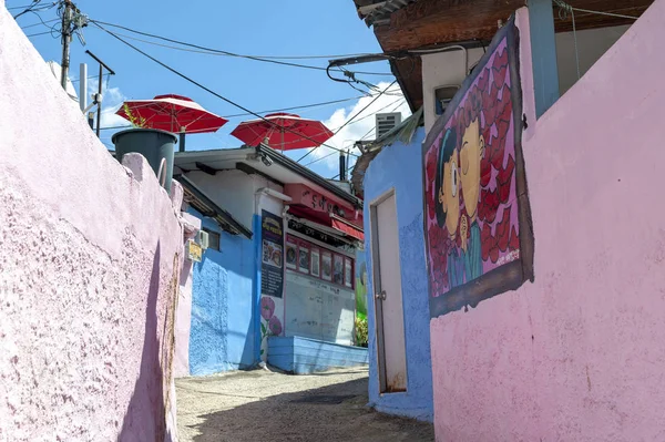Jeonju, Coreia do Sul - setembro de 2018: pinturas coloridas e decorações em paredes e edifícios na Jaman Mural Village, atração turística popular, localizada perto de Jeonju Hanok Village em Jeonju, Coreia do Sul — Fotografia de Stock