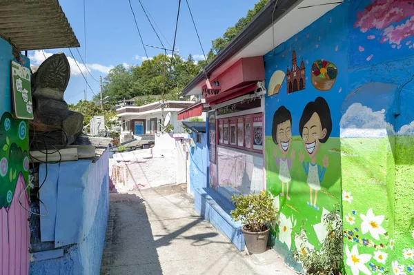 전주, 대한민국 - 2018년 9월: 전주 한옥마을 인근에 위치한 인기 관광명소자만 벽화마을의 벽과 건물에 화려한 그림과 장식 — 스톡 사진