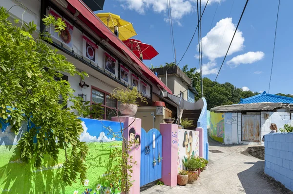 전주, 대한민국 - 2018년 9월: 전주 한옥마을 인근에 위치한 인기 관광명소자만 벽화마을의 벽과 건물에 화려한 그림과 장식 — 스톡 사진
