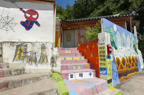 전주, 대한민국 - 2018년 9월: 전주 한옥마을 인근에 위치한 인기 관광명소자만 벽화마을의 벽과 건물에 화려한 그림과 장식 — 스톡 사진