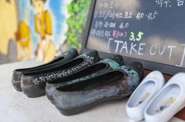 Jeonju, Güney Kore - Eylül 2018: Jaman Mural Village'da bir kafenin önünde dekore edilmiş ayakkabı çiftleri, popüler turistik mekan, Jeonju, Güney Kore'deki Jeonju Hanok Köyü yakınlarında bulunan