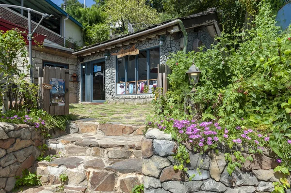 チョンジュ、韓国 - 2018年9月:ジャマン壁画村の庭園のカフェ、韓国の全州ハノク村の近くに位置する人気の観光スポット、 — ストック写真
