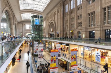 Leipzig, Almanya - Ekim 2018: Leipzig Hauptbahnhof'un iç kısmı, Leipzig şehir merkezindeki merkez tren terminal istasyonu ve Promenaden Hauptbahnhof, Alman demiryolu şirketi Deutsche Bahn Ag tarafından işletilen büyük alışveriş merkezi