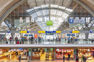 Leipzig, Almanya - Ekim 2018: Leipzig Hauptbahnhof'un iç kısmı, Leipzig şehir merkezindeki merkez tren terminal istasyonu ve Promenaden Hauptbahnhof, Alman demiryolu şirketi Deutsche Bahn Ag tarafından işletilen büyük alışveriş merkezi