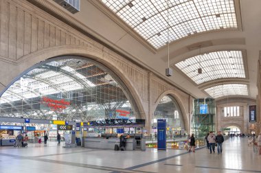 Leipzig, Almanya - Ekim 2018: Leipzig Hauptbahnhof'un iç kısmı, Leipzig şehir merkezindeki merkez tren terminal istasyonu ve Promenaden Hauptbahnhof, Alman demiryolu şirketi Deutsche Bahn Ag tarafından işletilen büyük alışveriş merkezi
