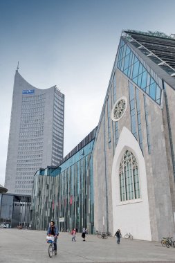 Leipzig, Almanya - Ekim 2018: Paulinum, Protestan Kilisesi ve Augusteum, City-Hochhaus Leipzig ile Leipzig Üniversitesi'nin ana binası, Leipzig şehir merkezindeki Augustusplatz'da arka planda görülüyor