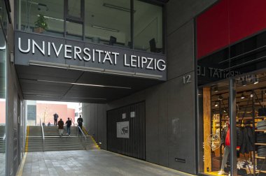 Leipzig, Almanya - Ekim 2018: Leipzig City şehir merkezindeki Augustusplatz'daki Grimmaische Caddesi'nden Leipzig Üniversitesi yerleşkesine giriş
