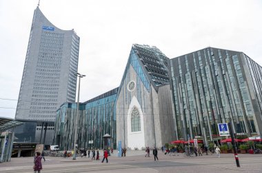 Leipzig, Almanya - Ekim 2018: Paulinum, Protestan Kilisesi ve Augusteum, City-Hochhaus Leipzig ile Leipzig Üniversitesi'nin ana binası, Leipzig şehir merkezindeki Augustusplatz'da arka planda görülüyor