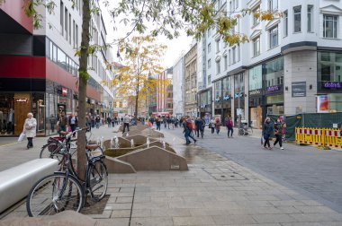 Leipzig, Almanya - Ekim 2018: Leipzig şehir merkezinde, Augustusplatz yakınlarındaki merkezi iş bölgesi ve şehir meydanında eski binaların yanında sokaktayayalar