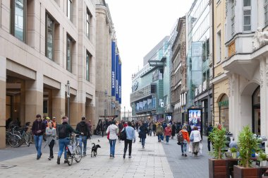 Leipzig, Almanya - Ekim 2018: Leipzig şehir merkezinde, Augustusplatz yakınlarındaki merkezi iş bölgesi ve şehir meydanında eski binaların yanında sokaktayayalar
