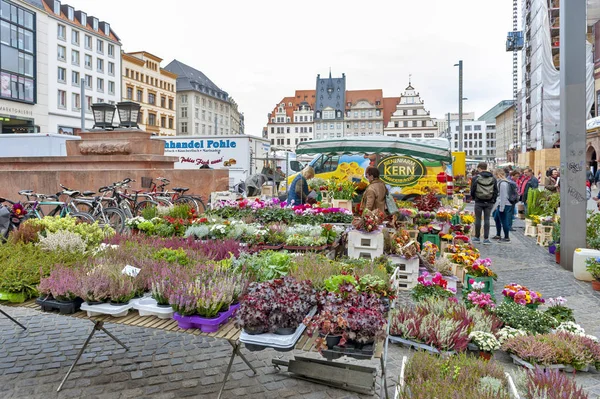 Lipsk, Niemcy-październik 2018: rośliny i kwiaty stragany na Marktplatz, rynek w centrum miasta Lipsk w Niemczech — Zdjęcie stockowe