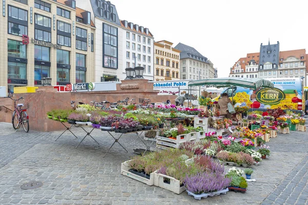 Leipzig, Allemagne - Octobre 2018 : stands de plantes et de fleurs sur Marktplatz, la place du marché dans le centre-ville de Leipzig en Allemagne — Photo