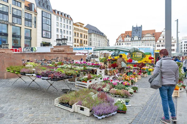 Lipsk, Niemcy-październik 2018: rośliny i kwiaty stragany na Marktplatz, rynek w centrum miasta Lipsk w Niemczech — Zdjęcie stockowe
