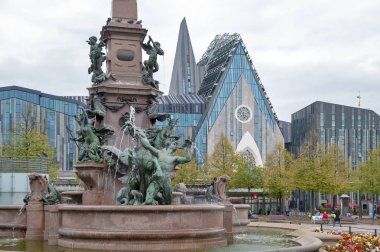 Leipzig, Almanya - Ekim 2018: Mende Çeşmesi (Mendebrunnen), Gewandhaus (Konser Salonu) ve Leipzig Üniversitesi yakınında bulunan süs çeşmesi, Almanya'nın Leipzig şehir merkezinde Augustusplatz'da