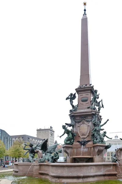 Leipzig, Duitsland-oktober 2018: de Mende fontein (Mendebrunnen), sier fontein gelegen nabij het Gewandhaus (concert gebouw) en de Universiteit van Leipzig aan de Augustusplatz in het centrum van Leipzig, Duitsland — Stockfoto
