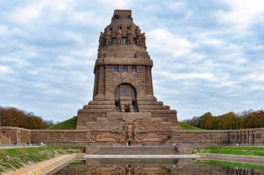 Leipzig, Almanya - Ekim 2018: Almanya'nın Leipzig Şehrinde Altıncı Koalisyon Savaşı'nda Napolyon'un yenilmesinin anısına yapılan Uluslar Savaşı Anıtı