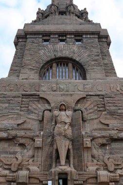 Leipzig, Almanya - Ekim 2018: Leipzig City, Almanya'da Milletler Savaşı Anıtı'nın girişinde Başmelek Michael Heykeli