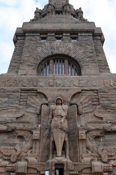 Лейпциг, Германия - октябрь 2018 года: Статуя Архангела Михаила у входа в Монумент битве наций в Лейпциге, Германия
