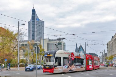 Leipzig, Almanya - Ekim 2018: Leipzig tramvay ağının modern alt kat tramvayı, Leipzig, Almanya toplu taşıma sistemi
