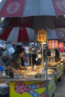 Busan, Güney Kore - Nisan 2019: Busan Uluslararası Film Festivali (Biff) Meydanı'nda yerel Kore sokak yemekleri, ünlü film bölgesi ve Nampodong, Busan City, Güney Kore'de kültürel turistik mekan