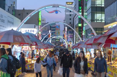 Busan, Güney Kore - Nisan 2019: Busan Uluslararası Film Festivali (Biff) Meydanı, ünlü film bölgesi ve nampodong, Busan City, Güney Kore yol boyunca sokak gıda tezgahları ve dükkanlar ile kültürel turistik cazibe