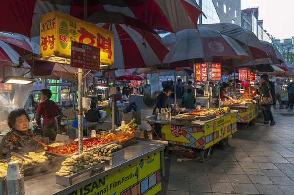 Busan, Corée du Sud - Avril 2019 : Distribution locale de nourriture de rue coréenne sur la place Busan International Film Festival (BIFF), célèbre quartier cinématographique et attraction touristique culturelle à Nampodong, Busan City, Corée du Sud — Photo