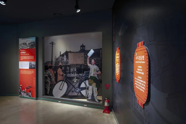 Пусан, Южная Корея - апрель 2019: Выставка корейской кинематографической истории и эволюции в Музее кино Пусана, знаменитой арт-площадке в Пусане, Южная Корея — стоковое фото
