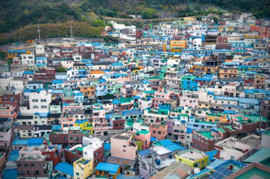 Gamcheon Kültür Köyü Manzara manzara, Saha District kıyı dağının yamacında parlak boyalı evler ile renkli ve sanatsal turistik, Busan, Güney Kore