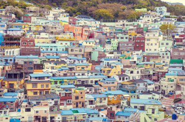 Gamcheon Kültür Köyü Manzara manzara, Saha District kıyı dağının yamacında parlak boyalı evler ile renkli ve sanatsal turistik, Busan, Güney Kore