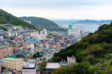 Gamcheon Kültür Köyü Manzara manzara, Saha District kıyı dağının yamacında parlak boyalı evler ile renkli ve sanatsal turistik, Busan, Güney Kore