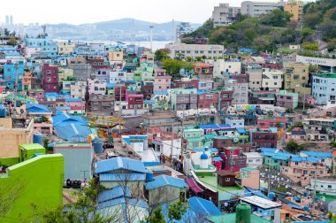 Gamcheon Kültür Köyü Manzara manzara, Saha District kıyı dağının yamacında parlak boyalı evler ile renkli ve sanatsal turistik, Busan, Güney Kore