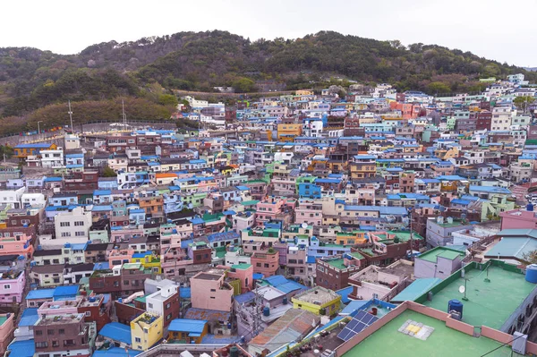 Paisagem panorâmica de Gamcheon Culture Village, atração turística colorida e artística com casas brilhantemente pintadas na encosta da montanha costeira no distrito de Saha, Busan, Coreia do Sul — Fotografia de Stock