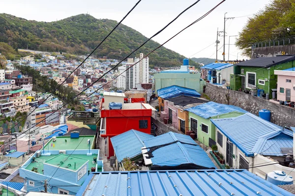 Paisagem panorâmica de Gamcheon Culture Village, atração turística colorida e artística com casas brilhantemente pintadas na encosta da montanha costeira no distrito de Saha, Busan, Coreia do Sul — Fotografia de Stock