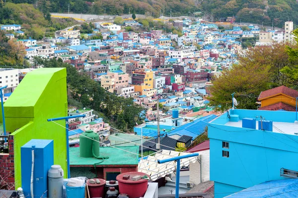 Paisagem panorâmica de Gamcheon Culture Village, atração turística colorida e artística com casas brilhantemente pintadas na encosta da montanha costeira no distrito de Saha, Busan, Coreia do Sul — Fotografia de Stock