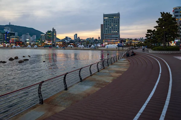 Busan, Coreia do Sul - Abril 2019: Passeio marítimo ao longo da Praia de Gwangalli, um destino turístico popular em Busan, Coreia do Sul — Fotografia de Stock