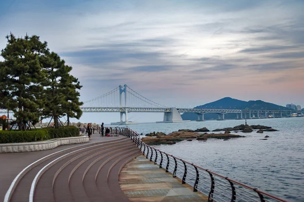 Busan, Coréia do Sul - abril 2019: Passeio marítimo com vista panorâmica da Ponte Gwangan na Praia de Gwangalli, um destino turístico popular em Busan, Coréia do Sul — Fotografia de Stock