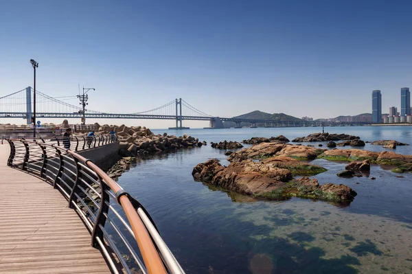 Busan, Coréia do Sul - abril 2019: Passeio marítimo com vista panorâmica da Ponte Gwangan na Praia de Gwangalli, um destino turístico popular em Busan, Coréia do Sul — Fotografia de Stock