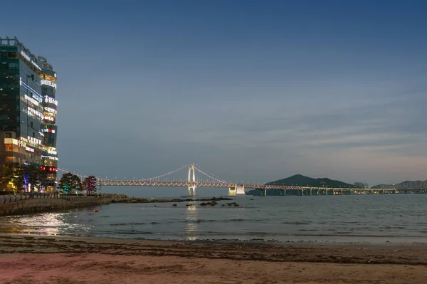 Busan, Etelä-Korea - huhtikuu 2019: Gwangalli Beach ja Gwangan Bridge, suosittu matkailukohde Busanissa, Etelä-Koreassa — kuvapankkivalokuva