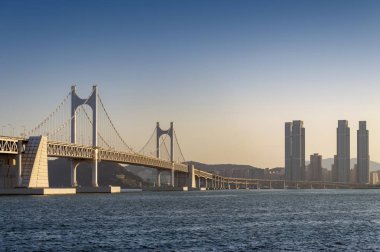 Busan Gwangandaegyo Köprüsü (Diamond Bridge), Haeundae-gu ' y ı Busan, Güney Kore 'deki Suyeong-Gu ' a bağlayan bir süspansiyon köprüsü.