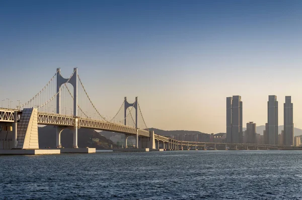 Vista panorâmica da Ponte Busan Gwangandaegyo (Diamond Bridge), uma ponte suspensa que liga Haeundae-gu a Suyeong-gu em Busan, Coreia do Sul — Fotografia de Stock
