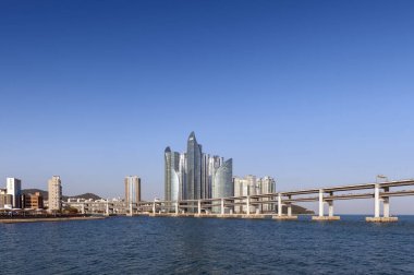 Busan, Güney Kore-Nisan 2019: Haeundae bölgesinde deniz şehri ve Busan, Güney Kore 'de Gwangandaegyo Köprüsü veya Diamond Bridge lüks gökdelenler ile Cityscape